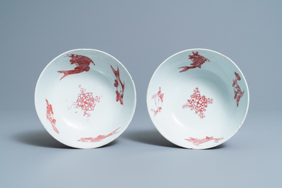 Een paar Chinese koperrode 'draken en karpers' kommen, Kangxi/Qianlong