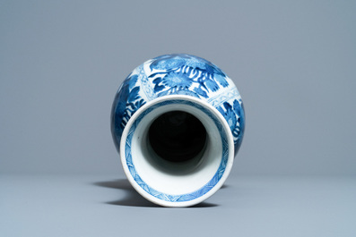 Een Chinese flesvormige blauw-witte vaas met floraal decor, Kangxi