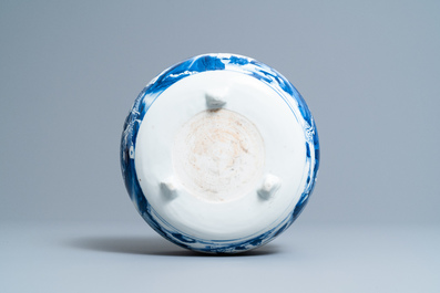 Un br&ucirc;le-parfum tripod en porcelaine de Chine en bleu et blanc, Kangxi
