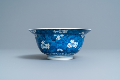 Een Chinese blauw-witte 'prunus op gebroken ijs' kom, Kangxi