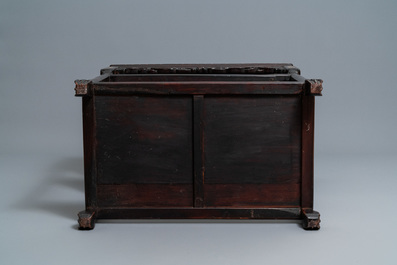 Een Chinese met parelmoer ingelegde houten etag&egrave;re met marmeren bovenblad, 19e eeuw