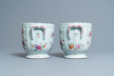 Een paar Chinese famille rose koelers met floraal decor, Qianlong