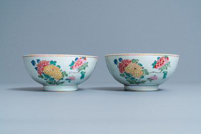 Een paar Chinese famille rose kommen met floraal decor, Yongzheng