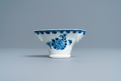 Een Chinese blauw-witte libation cup, Qianlong