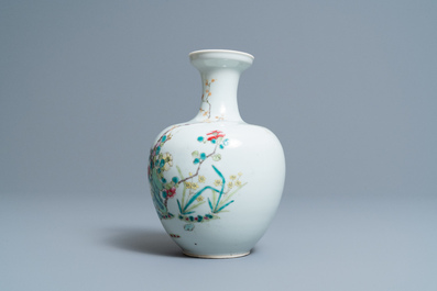 Een Chinese famille rose vaas met floraal decor, 19/20e eeuw