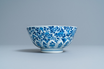 Een Chinese blauw-witte kom met floraal decor, Kangxi merk en periode