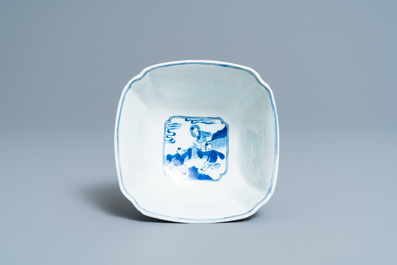 Een vierkante Chinese blauw-witte kom, Chenghua merk, Kangxi