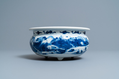 Un br&ucirc;le-parfum tripod en porcelaine de Chine en bleu et blanc, Kangxi