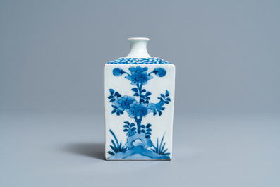 Een vierkante Japanse blauw-witte Kakiemon theebus, Edo, 17/18e eeuw