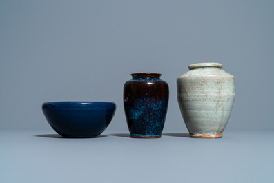 Een Chinese flamb&eacute; vaas, een cr&egrave;me-geglazuurde vaas en een monochrome blauwe wierookbrander, Qing