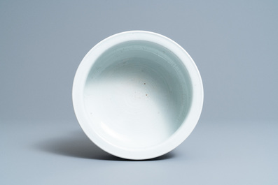 Un br&ucirc;le-parfum tripod en porcelaine de Chine en bleu et blanc, Kangxi