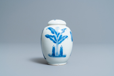 Een Chinese blauw-witte theebus met deksel, Kangxi