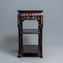 Een Chinese met parelmoer ingelegde houten etag&egrave;re met marmeren bovenblad, 19e eeuw