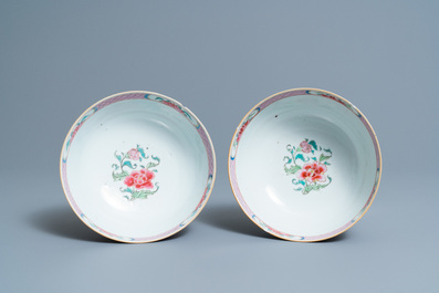 Een paar Chinese famille rose kommen met floraal decor, Yongzheng