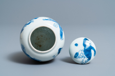 Een Chinese blauw-witte theebus met deksel, Kangxi