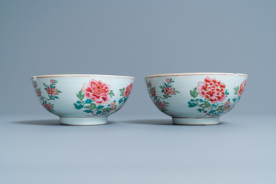 Een paar Chinese famille rose kommen met floraal decor, Yongzheng