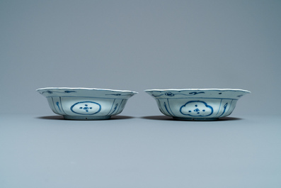 Een paar Chinese blauw-witte kraakporseleinen klapmuts kommen, Wanli