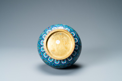 Een Chinese cloisonn&eacute; waterkan, 18/19e eeuw