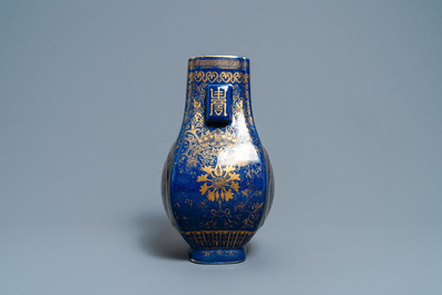Un vase de forme fanghu en porcelaine de Chine bleu monochrome &agrave; d&eacute;cor dor&eacute; de dragons et ph&eacute;nix, marque et &eacute;poque de Guangxu
