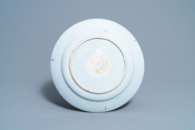 Een polychrome Delftse schotel met fijn floraal decor, 18e eeuw