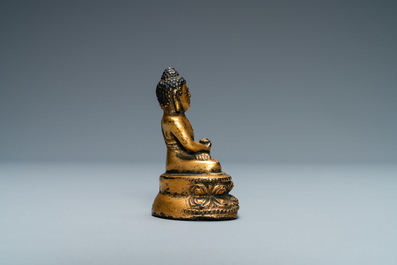 Une figure de Bouddha en bronze dor&eacute;, Sino-Tibet, Ming