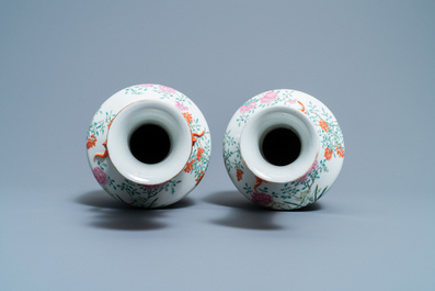 Een paar Chinese famille rose vazen met floraal decor, Jiaqing merk, 19e eeuw