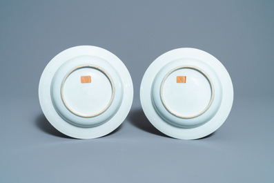 Une paire d'assiettes en porcelaine de Chine famille rose, Yongzheng/Qianlong