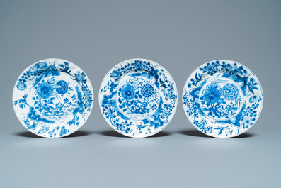 Six Chinese blue and white plates with floral design, Kangxi