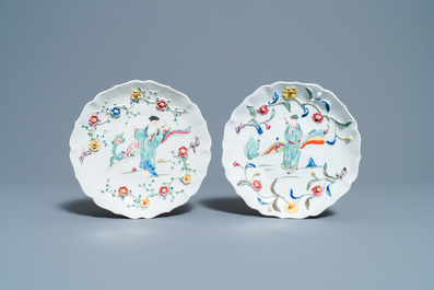 Een paar Chinese famille rose schotels met reli&euml;fdecor, Yongzheng