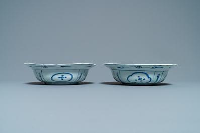 Een paar Chinese blauw-witte kraakporseleinen klapmuts kommen, Wanli