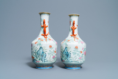 Een paar Chinese famille rose vazen met floraal decor, Jiaqing merk, 19e eeuw