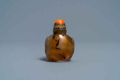 Une tabati&egrave;re en agate au couvercle en corail et cuivre dor&eacute;, Chine, 19&egrave;me