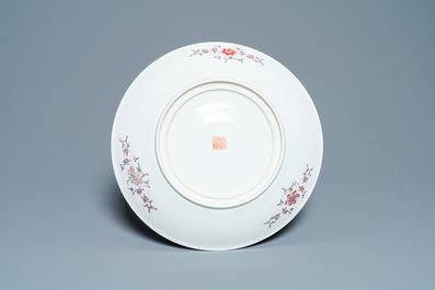 Een Chinese famille rose 'draken' schotel, Qianlong merk, Republiek