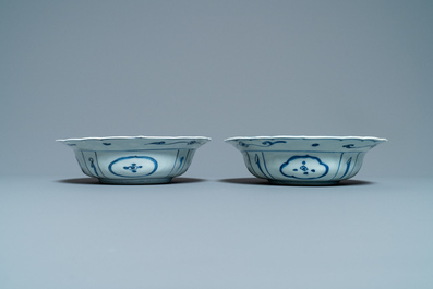 Een paar Chinese blauw-witte kraakporseleinen klapmuts kommen, Wanli