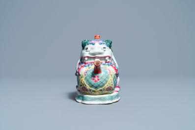 A Chinese famille rose 'Buddhist lion' ewer, Qianlong/Jiaqing