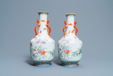Een paar Chinese famille rose vazen met floraal decor, Jiaqing merk, 19e eeuw
