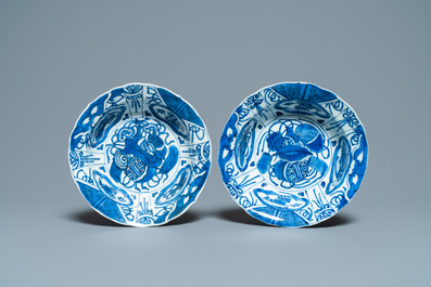 Een paar Chinese blauw-witte kraakporseleinen klapmuts kommen, Wanli