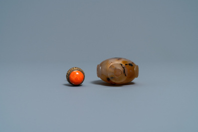 Une tabati&egrave;re en agate au couvercle en corail et cuivre dor&eacute;, Chine, 19&egrave;me