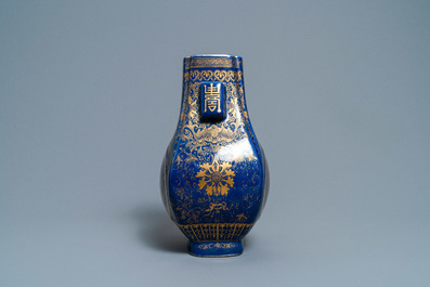 Un vase de forme fanghu en porcelaine de Chine bleu monochrome &agrave; d&eacute;cor dor&eacute; de dragons et ph&eacute;nix, marque et &eacute;poque de Guangxu