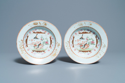 Une paire d'assiettes en porcelaine de Chine famille rose, Yongzheng/Qianlong