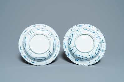 Een paar Chinese blauw-witte kraakporseleinen klapmuts kommen, Wanli