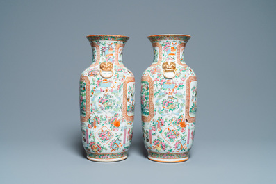 Een paar Chinese Canton famille rose vazen, 19e eeuw