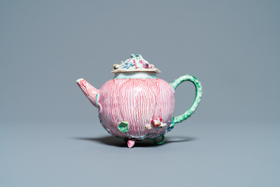 Een Chinese famille rose 'lotus' theepot met deksel, Yongzheng