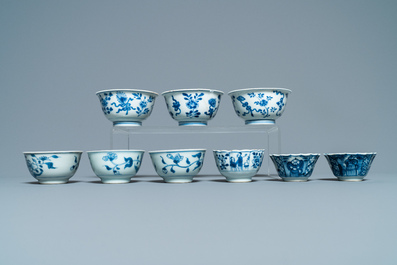 Zestien Chinese blauw-witte schotels en veertien koppen, Kangxi
