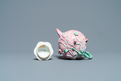 Een Chinese famille rose 'lotus' theepot met deksel, Yongzheng
