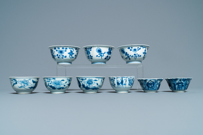 Zestien Chinese blauw-witte schotels en veertien koppen, Kangxi