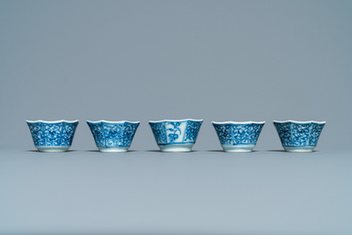 Zestien Chinese blauw-witte schotels en veertien koppen, Kangxi