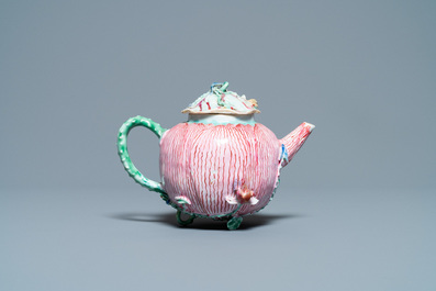 Een Chinese famille rose 'lotus' theepot met deksel, Yongzheng