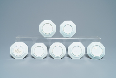 Zestien Chinese blauw-witte schotels en veertien koppen, Kangxi