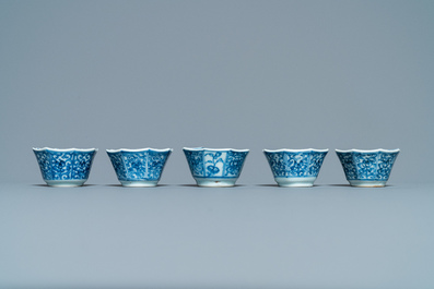 Zestien Chinese blauw-witte schotels en veertien koppen, Kangxi